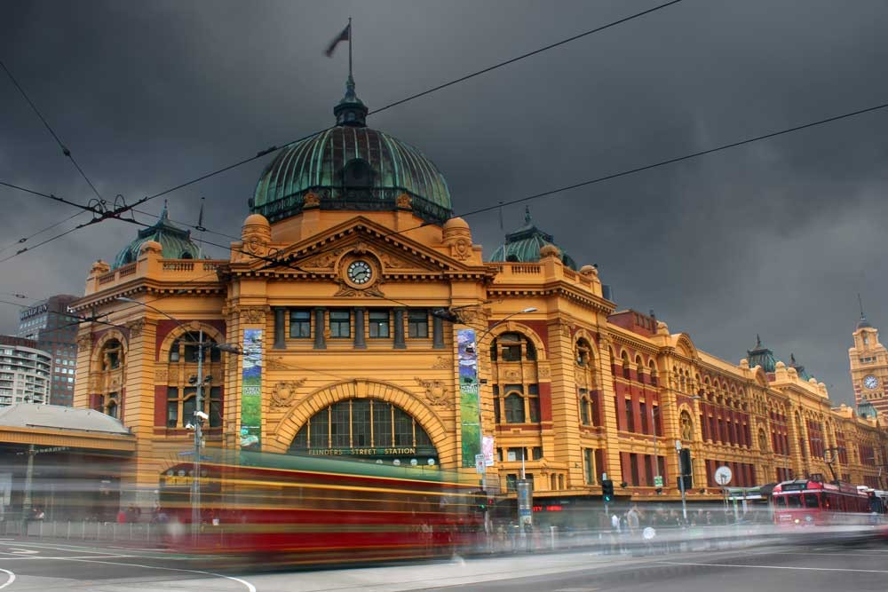 fotografía de la estación principal de Melbourne con el cielo nubloso